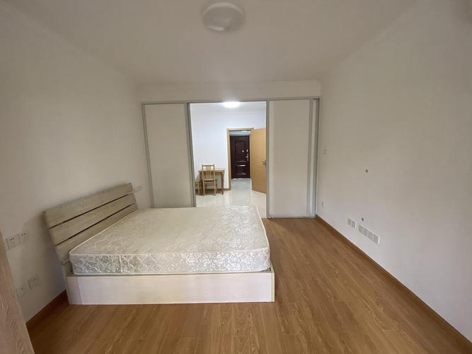 朝南带阳台一室一厅精装修好,首次出租,长租三年.