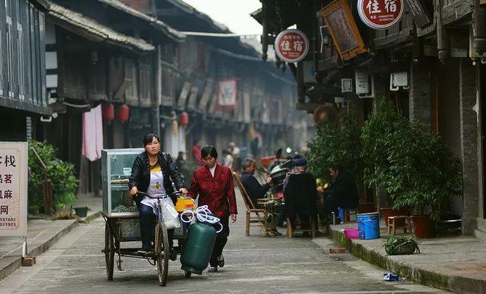 镇上有大邑土特产唐场豆腐乳和大邑酒卖.