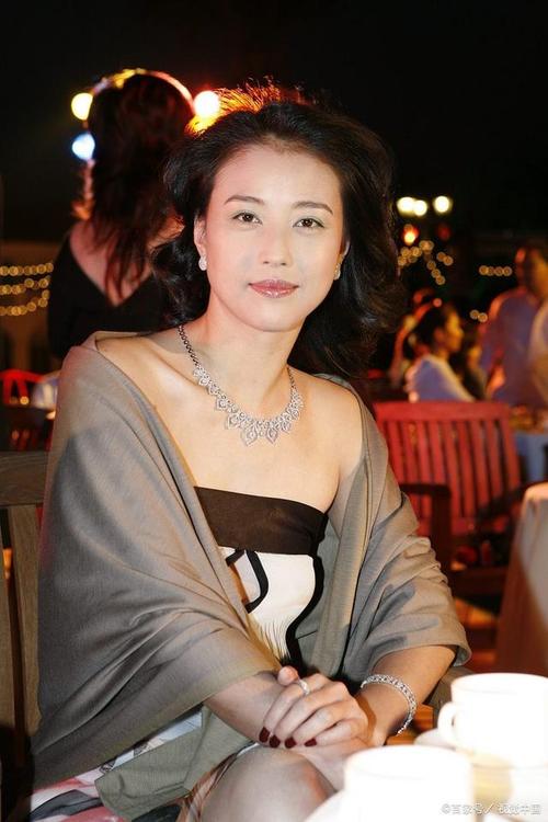 60后仍然放得开?周海媚穿性感礼服裙,这身材很撩人