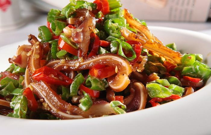 青椒爆炒猪耳朵,清新搭配口感爽脆,一点也不腥!