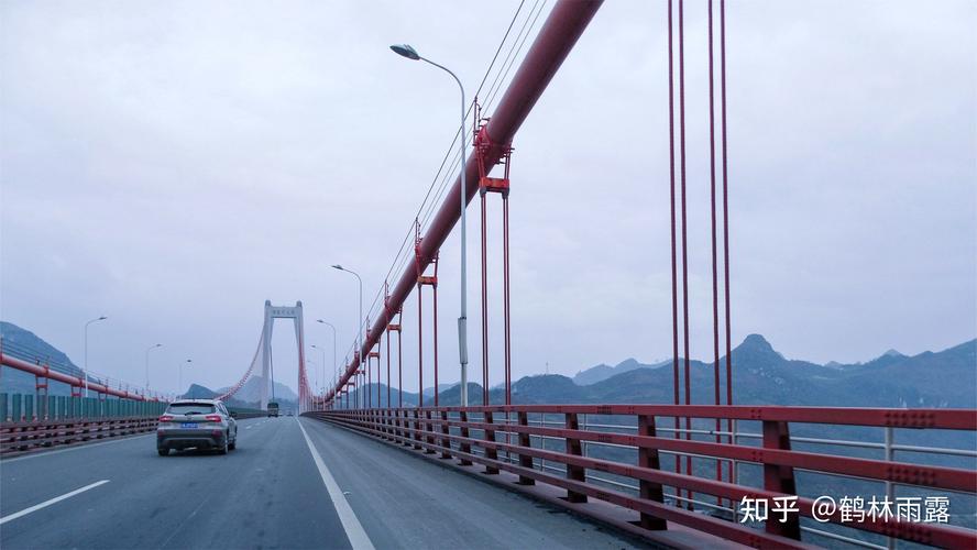 坝陵河大桥,是中国贵州省安顺市境内连接东西两岸的高速通道,位于坝