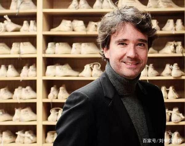 相比风头正盛的姐姐,弟弟安托万·阿尔诺不仅比较晚熟,叛逆期还有点长