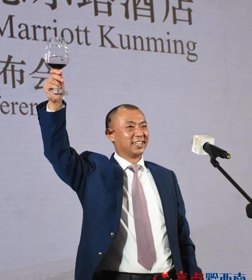 富康集团董事局主席黎斌举杯庆贺