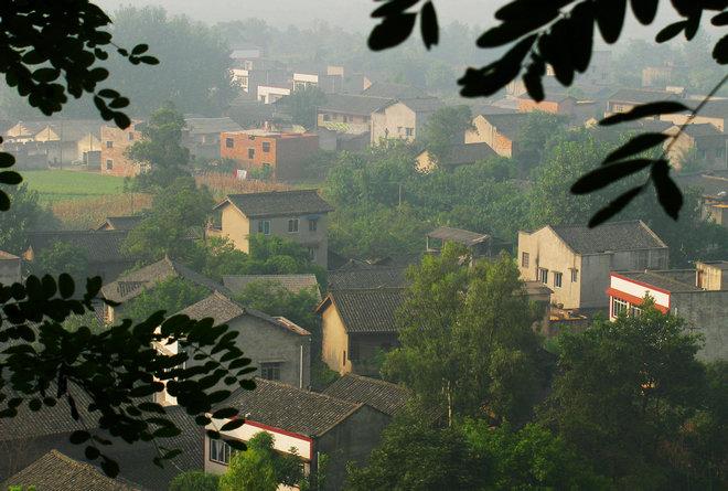 江中游东岸,与顺庆城区隔江相望,距市中心仅5公里,距南充火车客运站