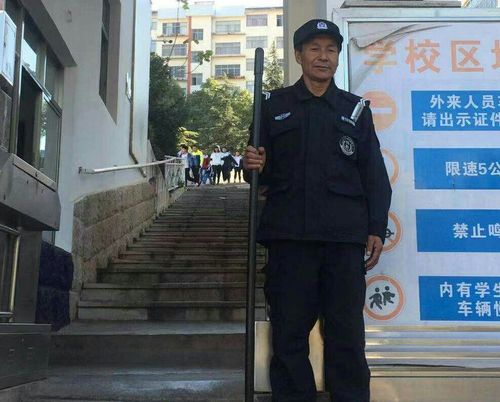 保安工作人员在校园西大门站岗值勤