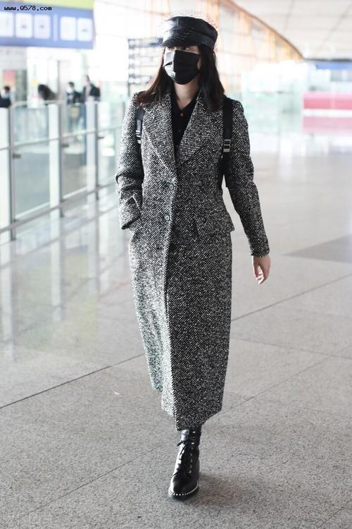 宋佳,灰色西装 报童帽 prada双肩包优雅简约.