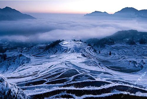 隆冬,雪兆丰年,似环环白玉,山舞银蛇