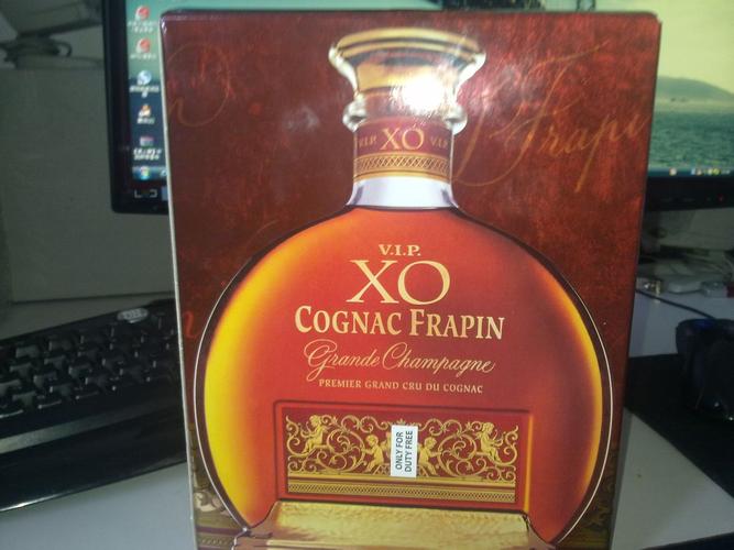 有两瓶洋酒,一瓶是干邑法拉宾xo,另一瓶是没见过的salongte xo,这两瓶
