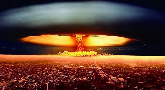 原子弹在广岛爆炸,瞬间一朵巨大的蘑菇云从广岛上空升起,以原子弹爆炸