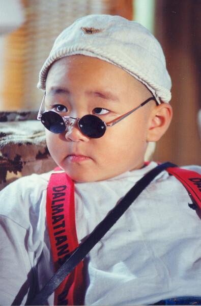 1994年主演朱延平导演之《新乌龙院》而声名大噪,以剃光头,戴墨镜的