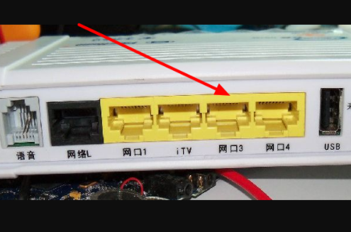 有宽带怎么连接路由器的设置方法如下:基本每户人家都装有网线,那么有