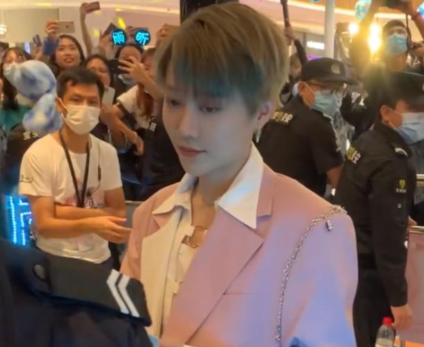 刘雨昕亮相活动现场,遭粉丝们原相机怼脸拍,无精修颜值我酸了