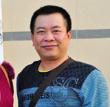 潮汕小品演员金海的遗体告别仪式今天上午8点30在他家里举行