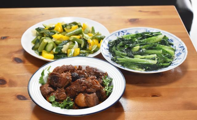 假期两天的午餐,家常饭菜吃着香,素多荤少实惠好吃,网友:自律