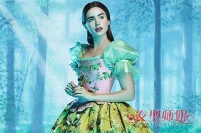 白雪公主莉莉·柯林斯海边大秀好身材 莉莉·柯林斯中长发简约大气