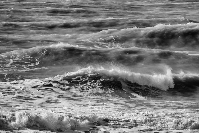 意大利西西里岛地中海波涛汹涌的海浪