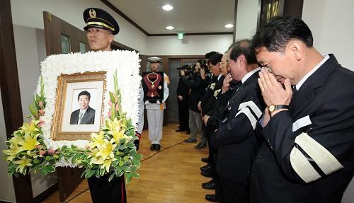 卢武铉出殡仪式今晨举行(组图)
