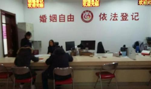 在道外区民政局婚姻登记处大厅看到,一对 25岁左右的小夫妻来办离婚