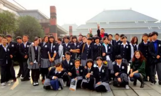 国际学校 武汉三牛中美中学 湖北学校这么多,好看的校服肯定不止这些