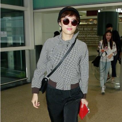 孙俪手拿红包探望胡杏儿,网友:和邓超越来越像了