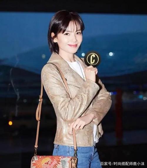 刘涛剪了短发好清爽,裸色皮衣配牛仔裤时尚显瘦,空气