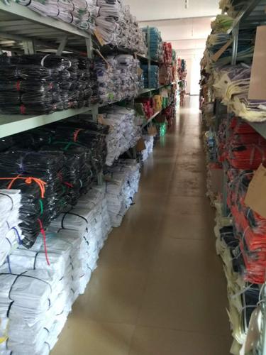 仓库:我们库存尾货批发业务覆盖全国各地乃至国外,广州是全世界服装