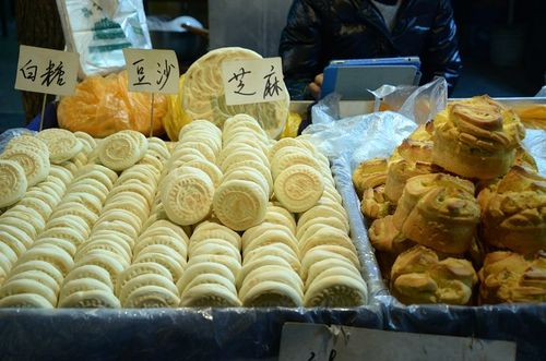据说是回民街最著名的一家肉夹馍店买的,还有好多排队的人 15元/个