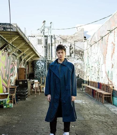 王大陆这风衣好拉风,但是好像暴露了他的真实身高,竟然有181