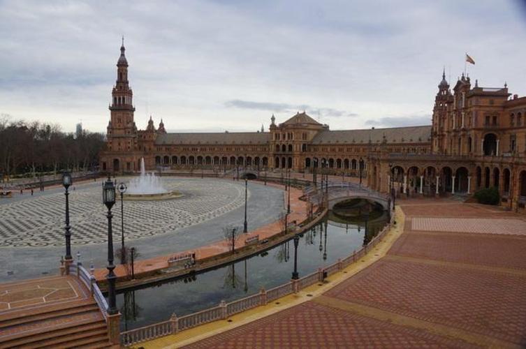 塞维利亚的西班牙广场,大教堂等景点极富特色.