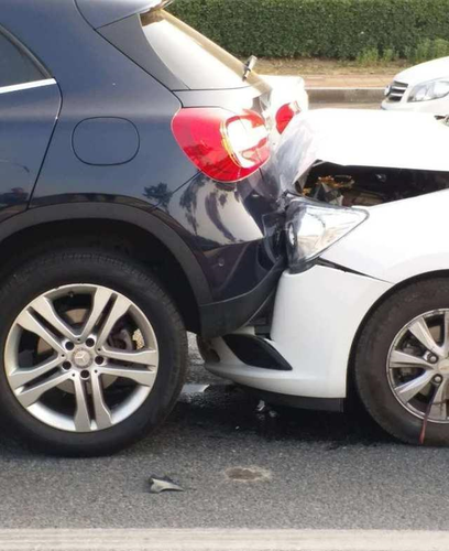 百万奔驰被追尾,奔驰车主:求你别报警,我给你15万