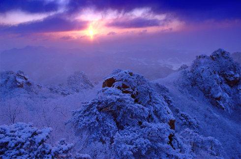 千山雪浴图