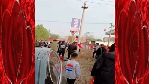 大冬天的,把新郎绑电线杆子上,这帮人太不厚道了!