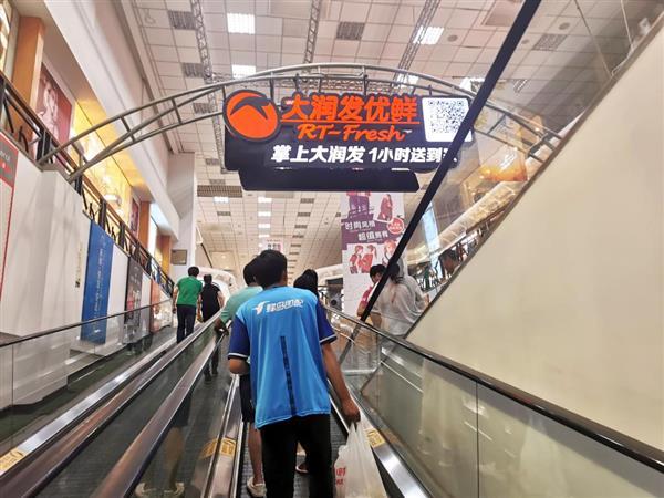 以大润发杨浦店为例,300平米的快拣仓内按照商品种类,拣货动线等精心