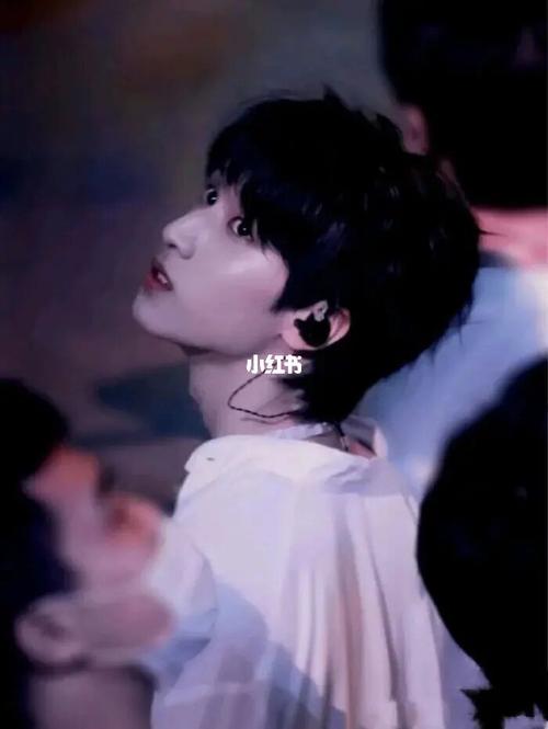 好香抬眸壁纸谁能拒绝!939393_壁纸_严浩翔