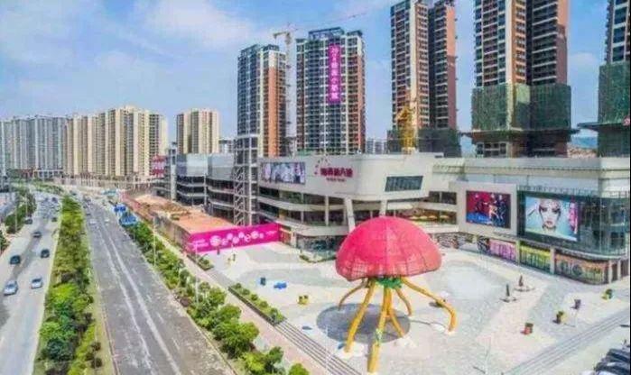 新开业的灿邦新天地购物中心,当前西区已有万达广场,深惠龙光商业广场