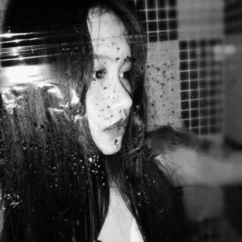 女生头像高冷伤感 高清冷酷忧伤的黑白女生头像图片_女生头像_美头网