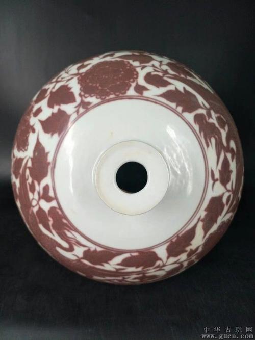 藏品尺寸/规格:明洪武釉里红后清描金龙梅瓶,高44cm口径宽5cm底足宽