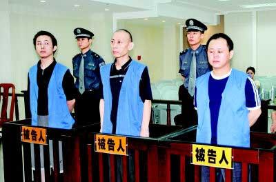 杨福云,杨福海,杨福洪三兄弟在庭审现场.