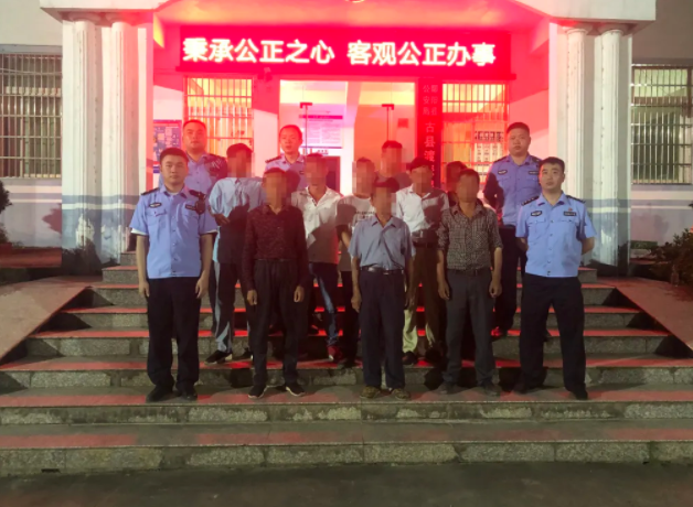 杭州网 新闻中心6月8日上午,鄱阳县公安局古县渡派出所接到群众举报称
