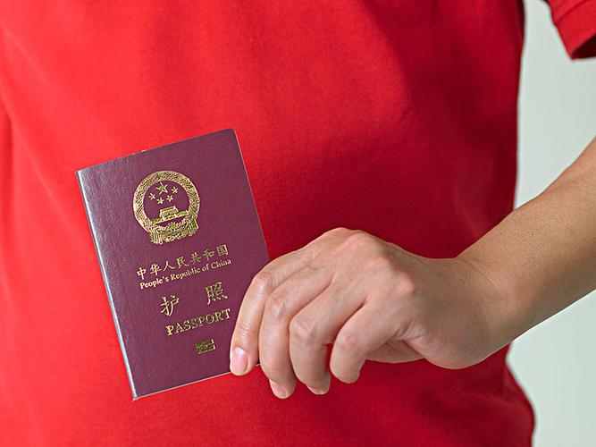 手持,中国护照,男性