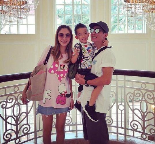 应采儿于黄昏诞下儿子,母子平安,陈小春女儿梦破碎