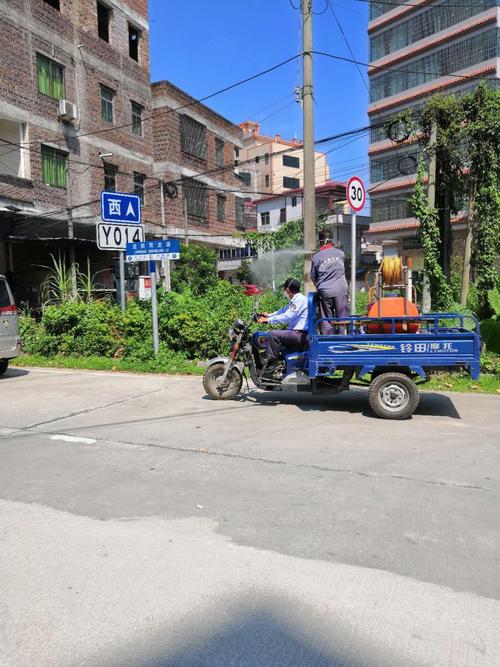 龙岗村委协助钟落潭镇消毒站对我村进行灭蚊消杀工作.