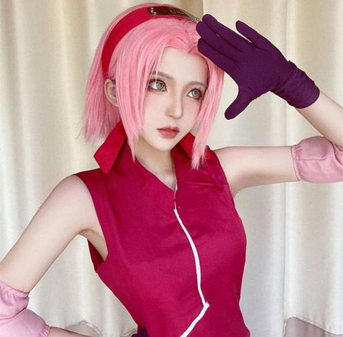 火影:小樱神还原cos,护额当发箍细节好评,回眸眼神让人心动