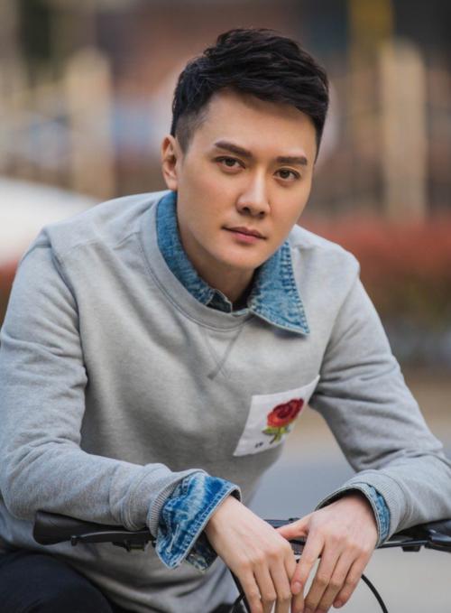 冯绍峰清新帅气,简单不失时尚感