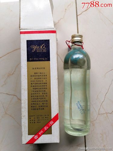 1995年鸭溪窖酒(少见圆柱形瓶带原盒38度500毫升)