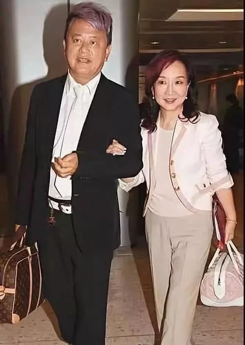 就退出了演艺圈, 令很多制片人颇为惋惜, 陈百祥和黄杏秀如今携手走过