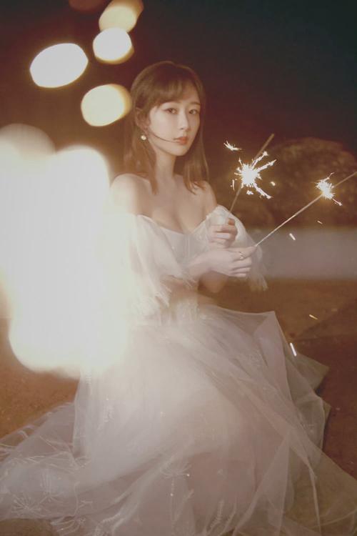 杨紫超话 杨紫直播造型太美了呀#杨紫直播# 蕾丝公主裙77仙女棒!