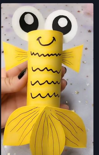 手边的玩具先看过来吧~用纸巾筒可以制作可爱的小动物还可以用来画画