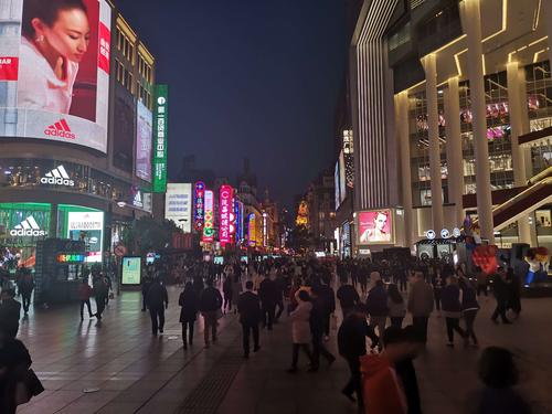 人来人往,熙熙攘攘的人流,逆流成河的悲伤,问天,世人如此之多,为何是