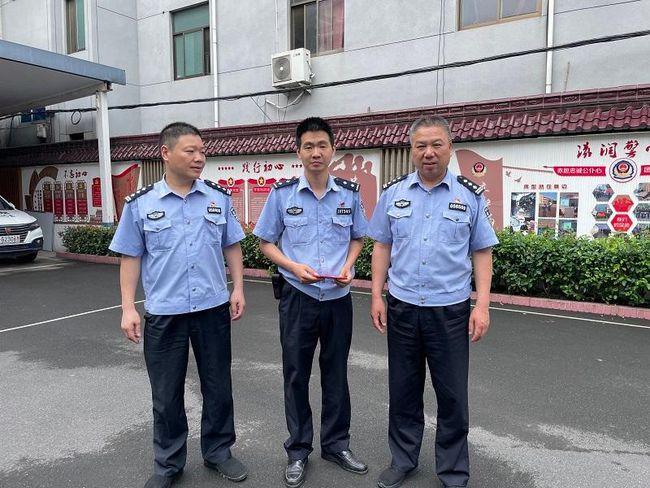 政委郭利群到城东派出所慰问在执勤过程中受伤的民警,代表局党委送上